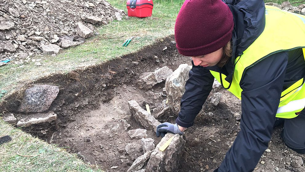 Bild på arkeologistudent vid en utgrävning i Sandby borg.