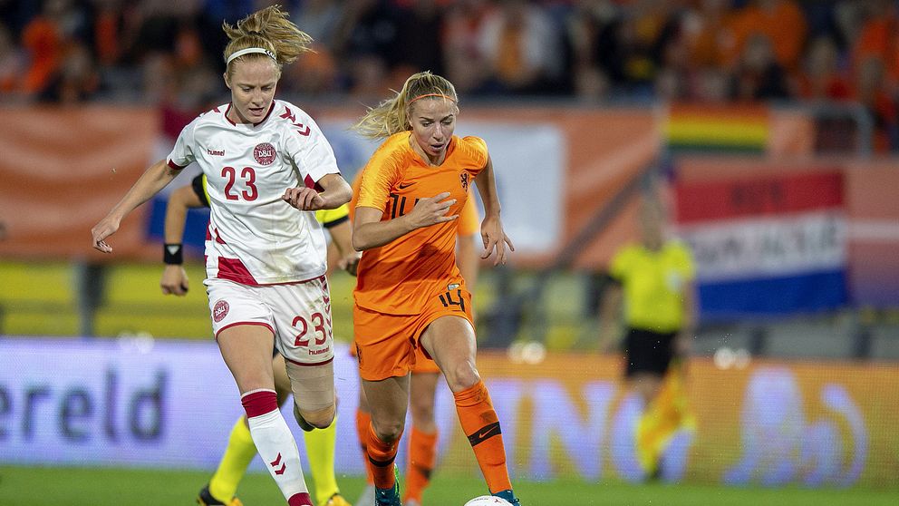 Nederländernas mittfältare Jackie Groenen (höger) och Danmarks Karen Holgaard.