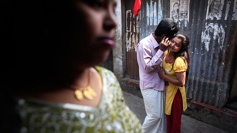 Sjutton år gamla Hashi med en kund i Tangail, Bangladesh.
