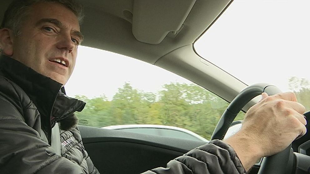Bosse Carlqvist, SVT, kör bil i svart jacka