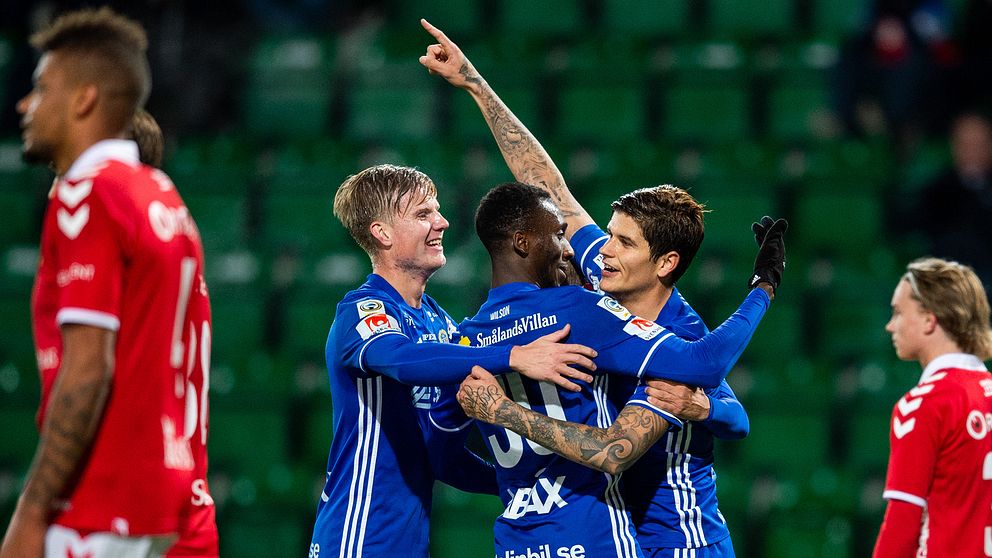 Sundsvalls David Batanero blir omkramad efter sitt 1–0-mål.