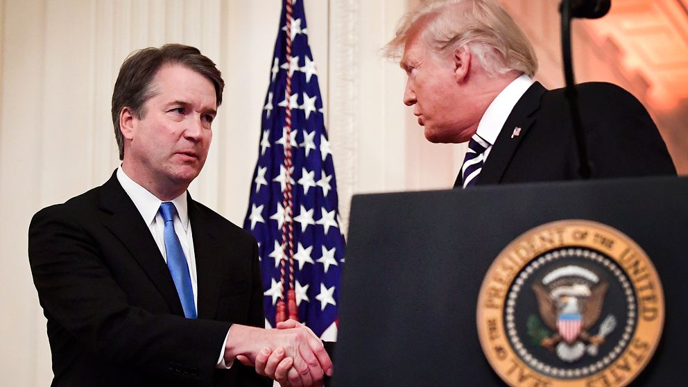 Högsta domstolen-domaren Brett Kavanaugh svors in under en ceremoni i Vita huset under måndagen, där USA:s president Donald Trump medverkade