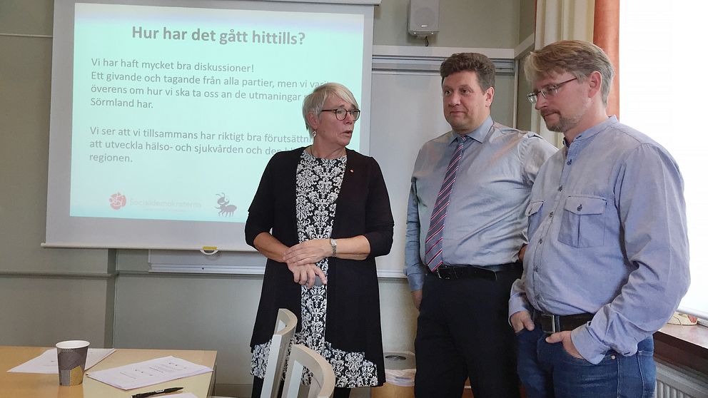 Monica Johansson (S), Mattias Claesson (C) och Jonas Lindeberg (Vfp) presenterade partiernas avsiktsförklaring.
