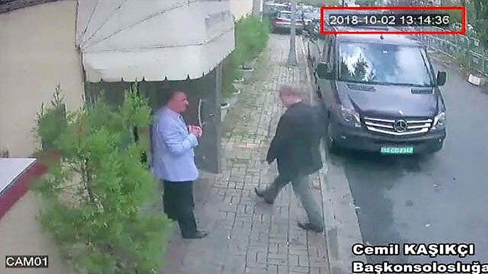 Bilden som den turkiska tidningen Hurriyet tagit del av visar den saudiske journalisten Jamal Khashoggi på väg in på det saudiska konsulatet.