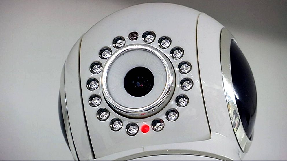 En rund, vit kamera som hemtjänsten använder för tillsyn nattetid.