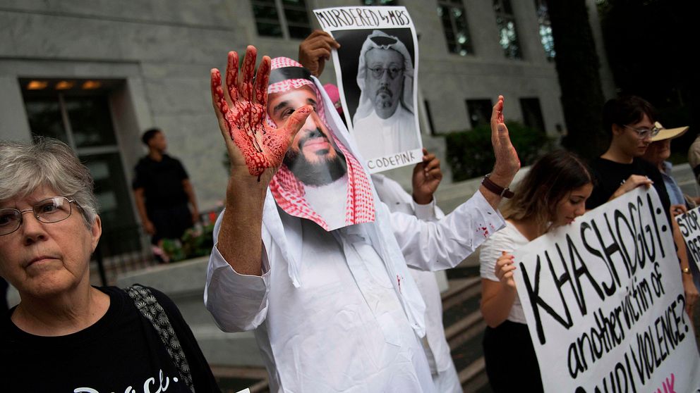 Utklädda till Saudiarabiens kronprins Mohammed bin Salman med blod på sina händer, visar demonstranter vad de tror har hänt journalisten Khashoggi.