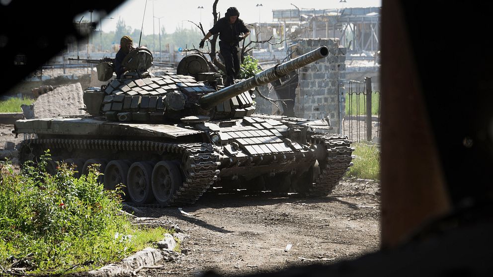 En proryska separatister på en pansarvagn i Donets i östra Ukraina