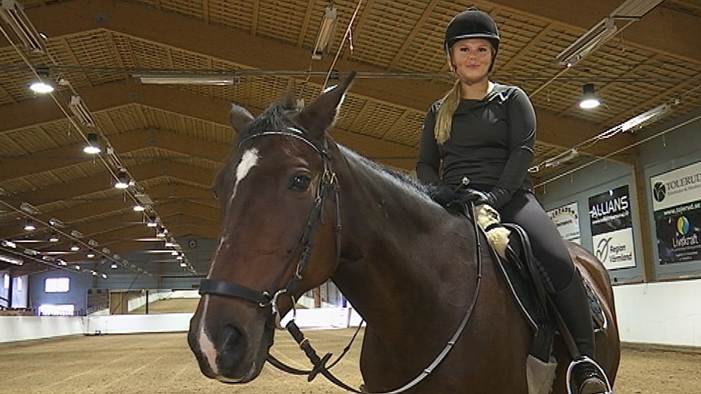 Olivia Lindwall på hästen Devon vid Karlstads ridklubb