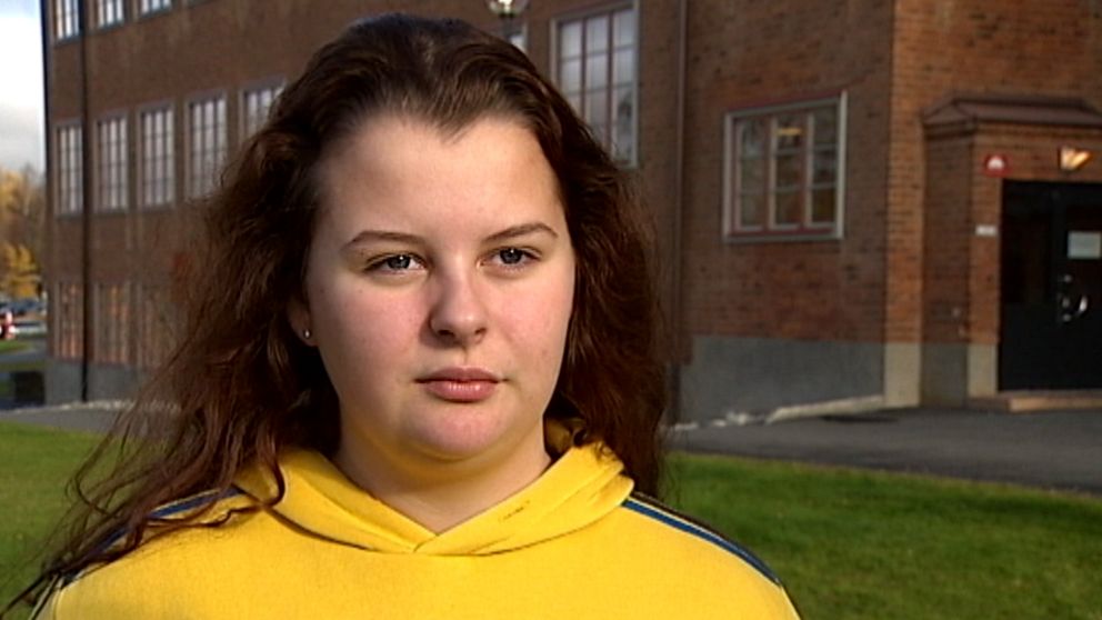 Julietta Pålsson, elev, har gul huvtröja och mörkt, långt, lockigt hår.