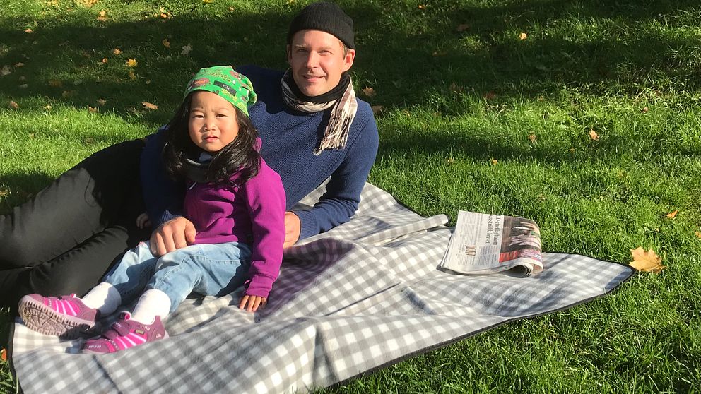 Halmstadborna Alex Nelson och dottern Maj passade på att ta en picknick i parken.