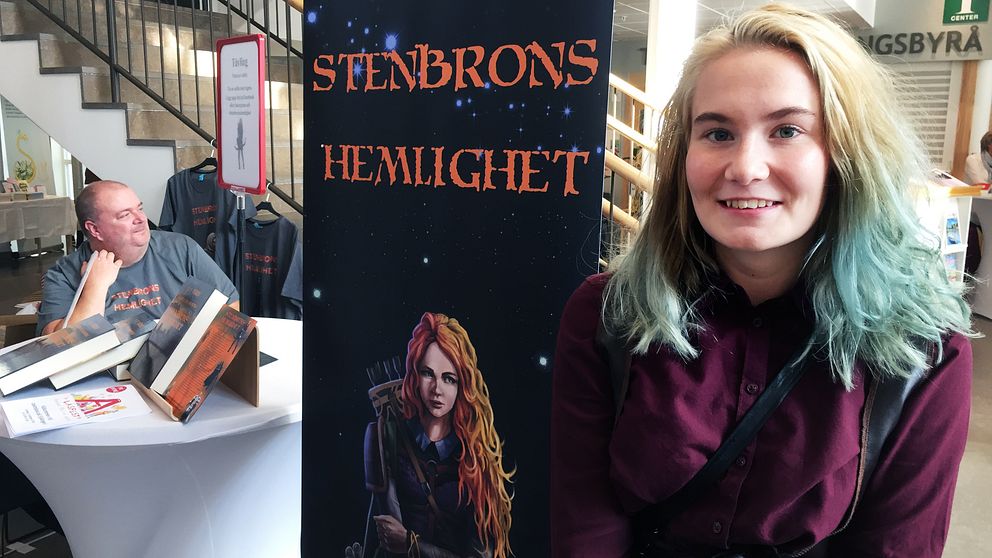 Tina Gunnarsson gestaltar huvudkaraktären Agnes från Stenbrons hemlighet. Boken är skriven av Johan Wren, längst till vänster i bild.