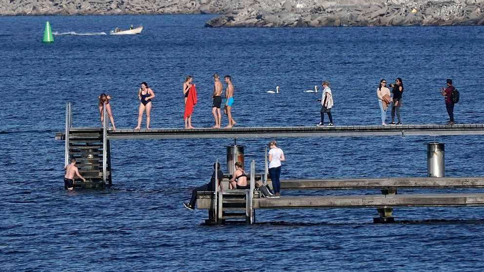 Badande människor på Scaniabadet i Malmö under lördagen