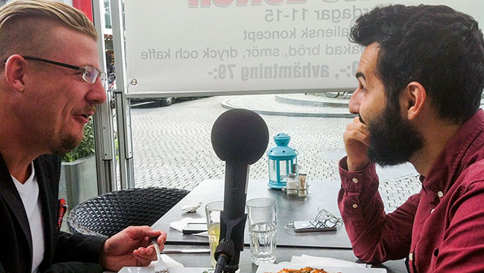 Linus Bylund (SD) och Soran Ismail äter lunch.