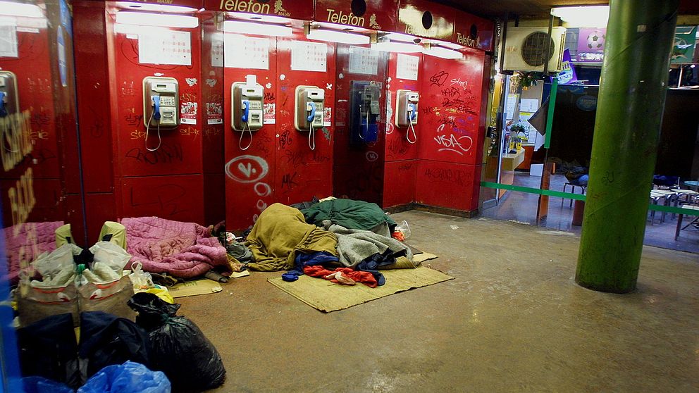 Hemlösa i Budapest, Ungern sover i en telefonkiosk.