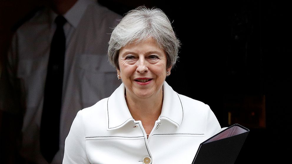 Theresa May på väg till det brittiska parlamentet under måndagen.