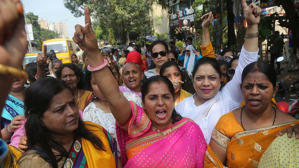 Kvinnor i indien i färgglada saris skriker ut sitt stöd för Bollywood-skådespelaren Tanushree Dutta.
