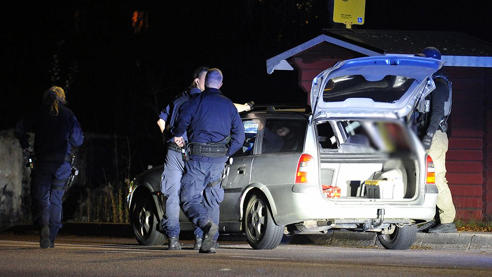 Poliser i Filipstad som stoppar bil