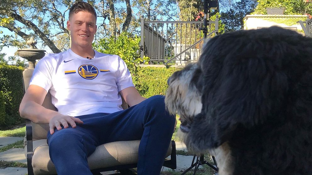 SVT Sport har besökt Jonas Jerebko hemma i Oakland.