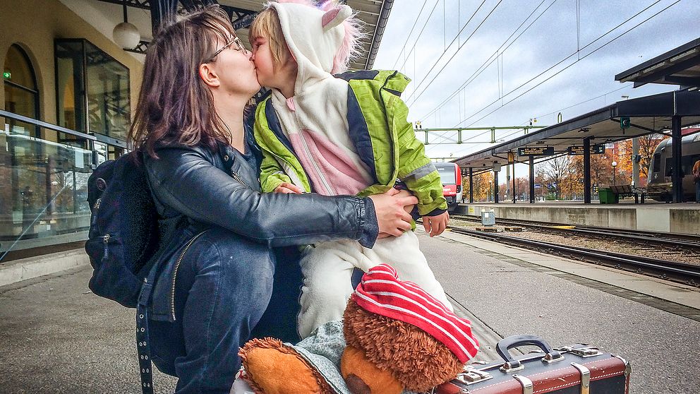 Mamma Essy Johansson och dottern Nour på perrongen i Gävle.