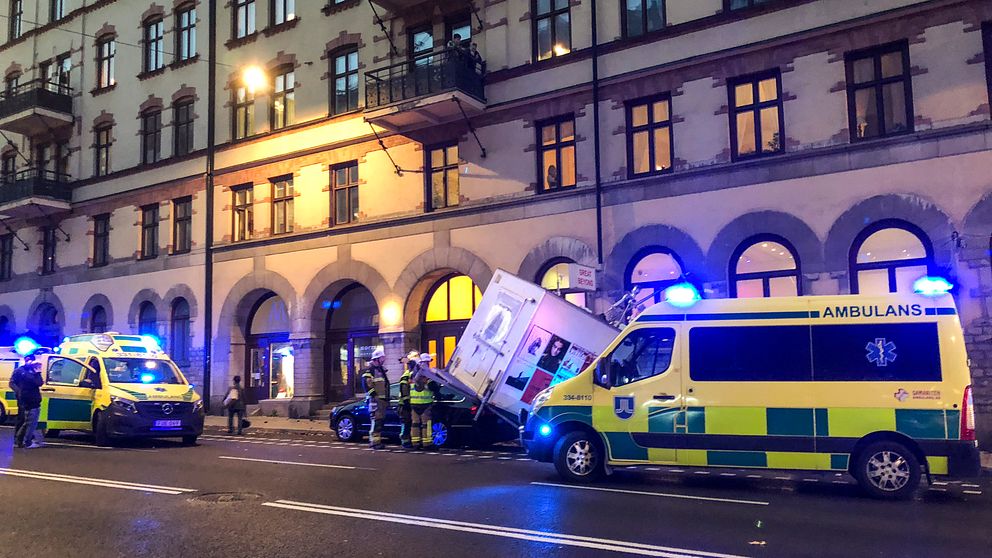 Tre personer har förts i ambulans till sjukhus efter en trafikolycka på Hornsgatan på Södermalm i Stockholm.