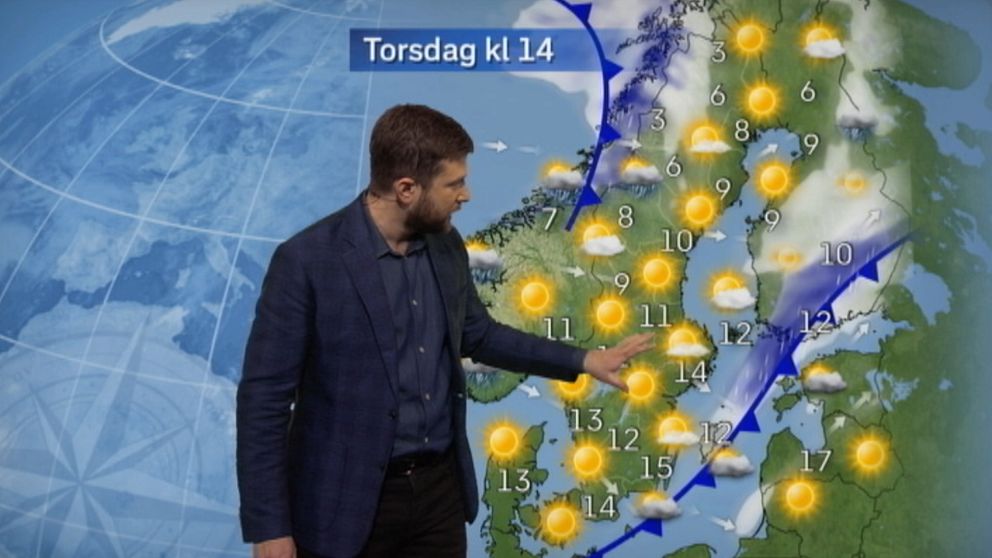 SVT:s meteorolog Nitzan Cohen presenterar vädret framför väderkartan. Många solar.