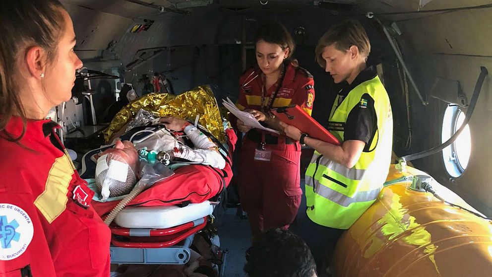 narkosläkare Sandra Isaksson (t h), till vardags på Vrinnevisjukhuset i Norrköping, får en rapport av en israelisk läkare ombord på en israelisk ambulanshelikopter under krisövningen i Rumänien