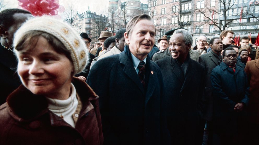 Olof Palme, Lisbet Palme och Tanzanias president Julius Nyerere på Norra Bantorget i Stockholm.