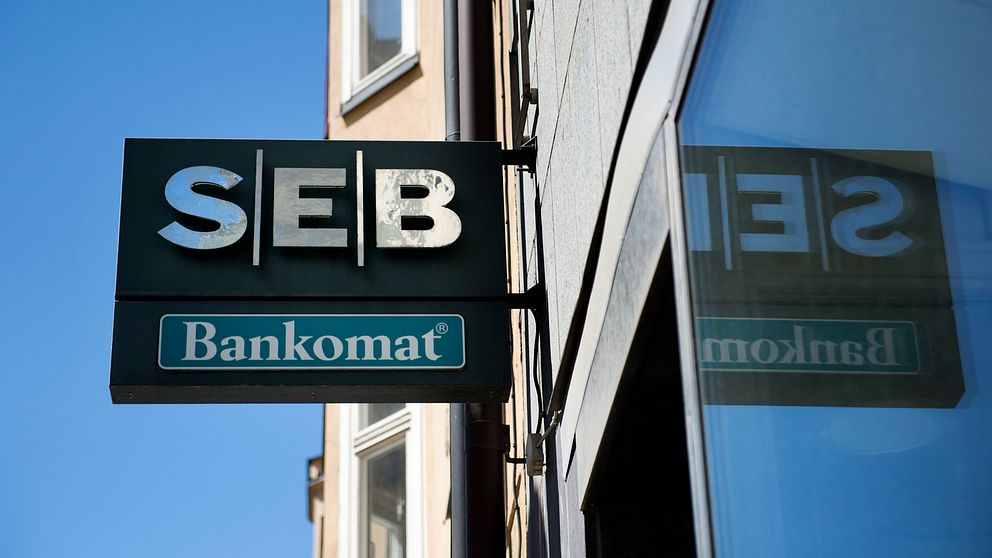 En bankomat utanför ett av SEB:s bankkontor i Stockholm.