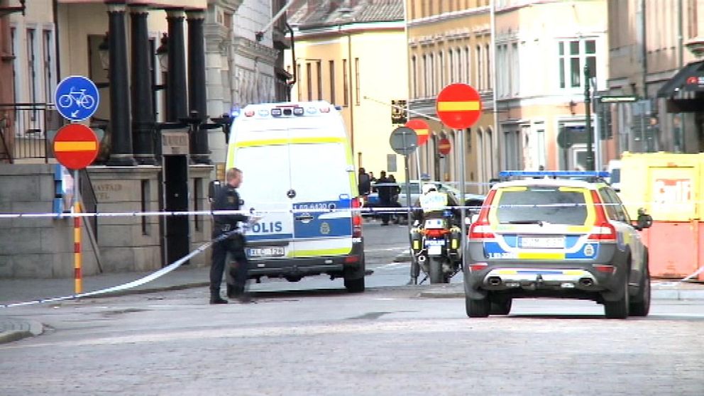 Flera kvarter i centrala Malmö har spärrats av efter att två handgranater hittats.