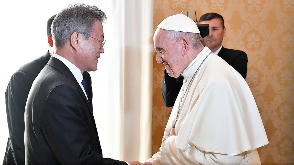 Sydkoreas president Moon Jae-In och påve Franciskus, under mötet då Moon lämnade en inbjudan till påven å Nordkoreas vägnar.