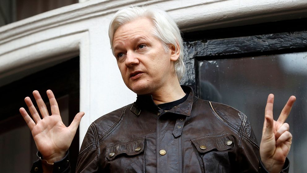 Julian Assange utanför Ecuadors ambassad i maj 2017.