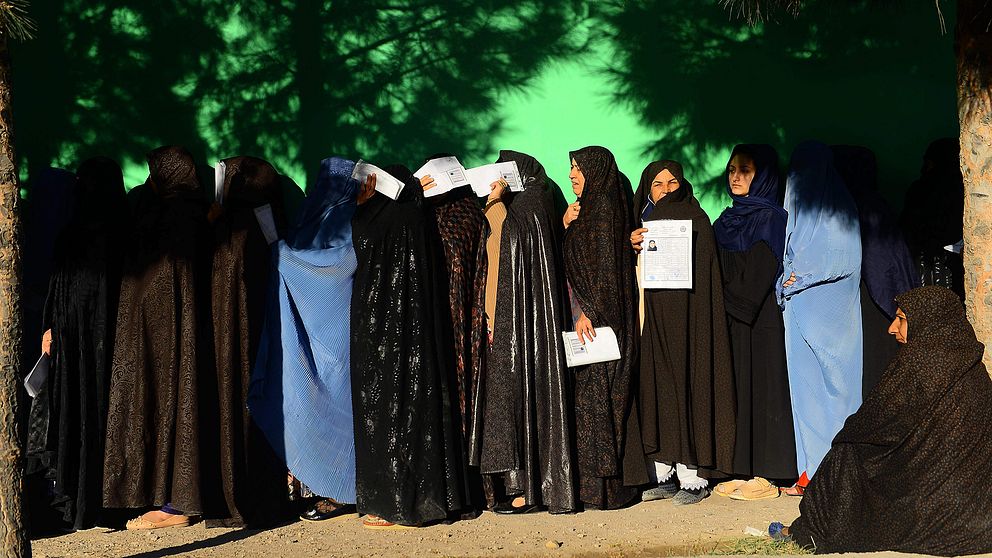 Kvinnor väntar i kö för att rösta.
