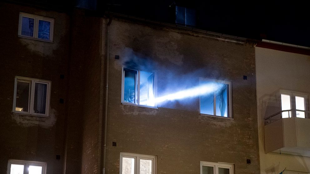 En person fick föras till sjukhus för kontroll efter en brand i en lägenhet i Landskrona på lördagskvällen.
