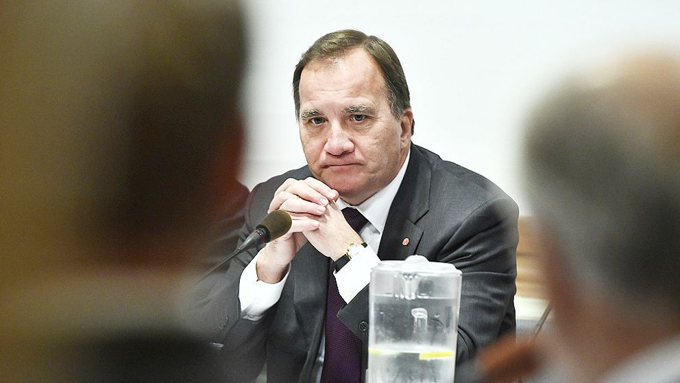 Stefan Löfven med knäppta händer.