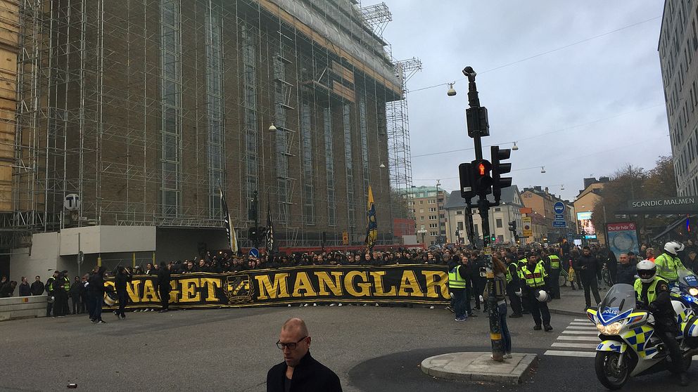 AIK-supportrar intar Södermalm inför derby