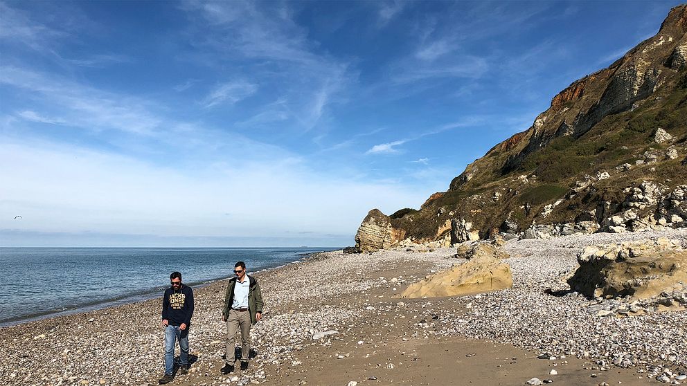 Gwenn Couprie visar upp stranden i Normandie för SVT:s korrespondent Christoffer Wendick