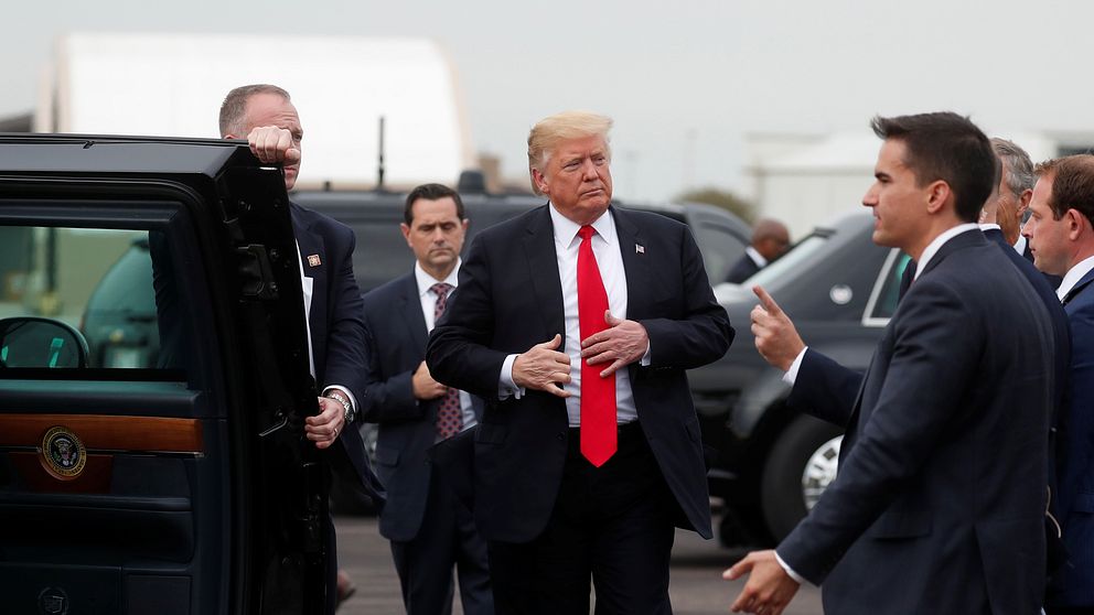 Trump talade med journalisterna innan han flög till Houston för att medverka på ett kampanjmöte för republikanen Ted Cruz. På bilden har han precis landat i Houston.