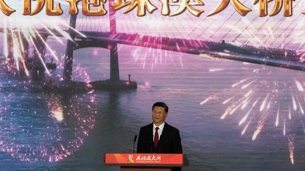 Världens längsta bro över öppet hav invigdes under tisdagen av den kinesiska presidenten Xi Jinping.