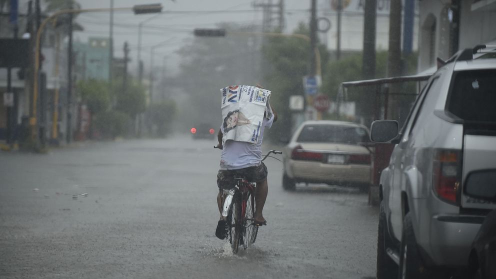 En man som söker sig mot skydd på sin cykel timmarna innan orkanen Willa drog in över Escuinapa på Mexikos västkust.