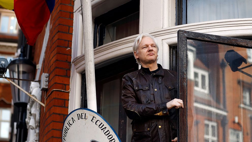 Julian Assange på en balkong på Ecuadors ambassad i London våren 2017. Arkivbild.