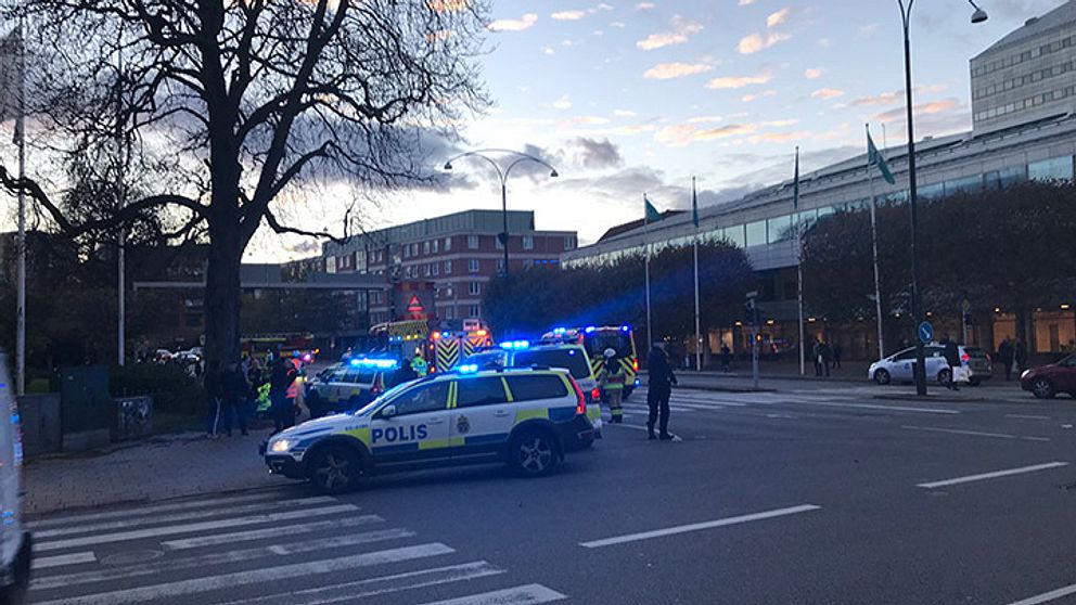 Stort pådrag med polis och flera ambulanser efter en olycka på Amiralsgatan i Malmö.