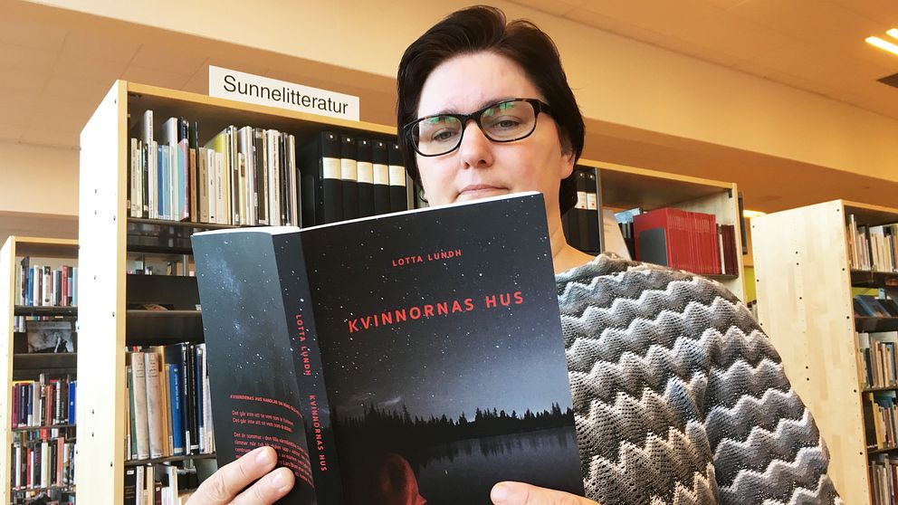 Lotta Lundh blir den tredje kvinnliga deckarförfattaren i Sunne, efter Helene Tursten och Tove Klackenberg, att få ett förlag att nappa på en berättelse om ond bråd död