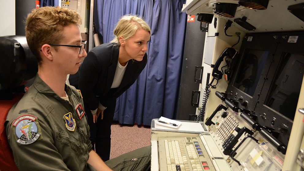 SVT:s reporter Carina Bergfeldt tillsammans med missiliern Dan Hanel nere i kontrollrummet