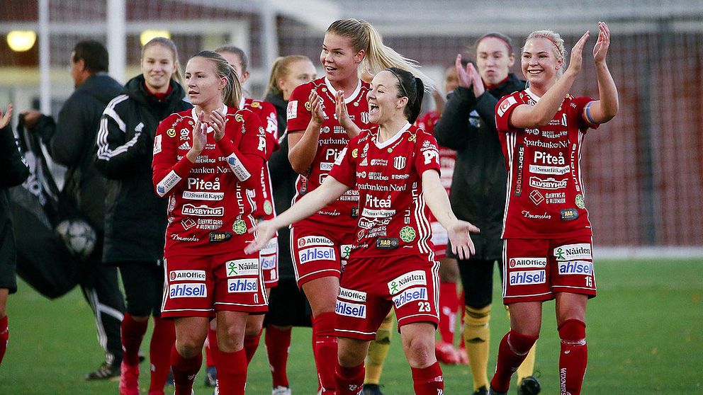 jublande fotbollstjejer från PIF på plan efter fotbollsmatch