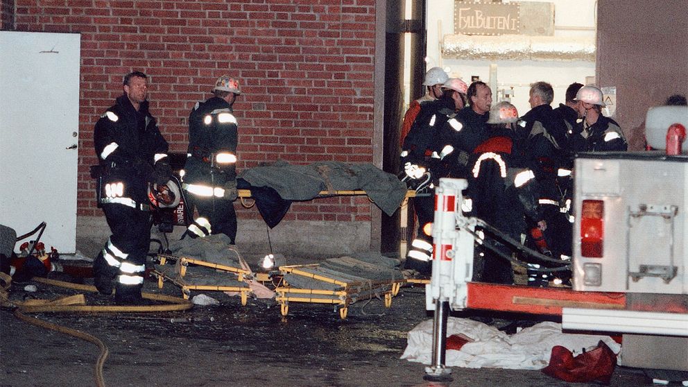 Räddningstjänsten på plats och tar hand om offren vid en brand i en industrilokal på Backaplan i Göteborg.