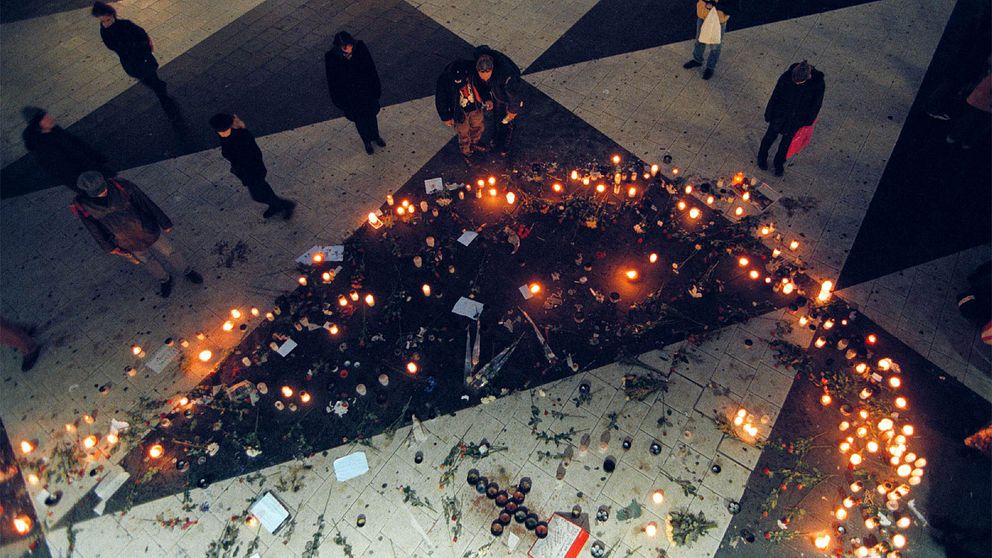 Flera hundra ljus tändes för offren i Göteborgsbranden på Sergels torg i Stockholm två dagar efter.