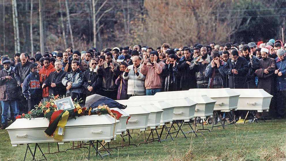 Begravning utanför Göteborg 6:e november 1998 för nio av ungdomarna som omkom.