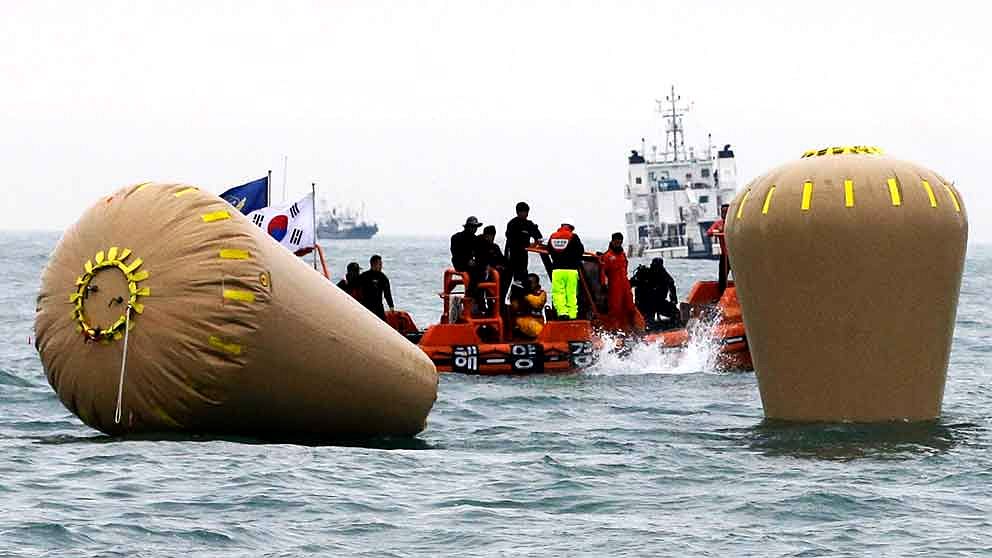 Sydkoreanska flottan söker efter passagerare från den sjunkna färjan Sewol.