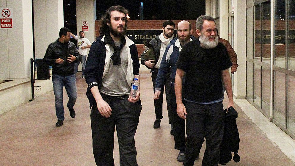 Edouard Elias, Didier Francois, Nicolas Henin och Pierre Torres anländer till ett sjukhus i Turkiet.