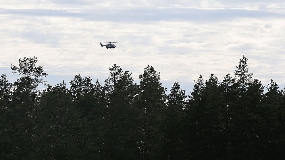 Helikopter flyger över området i Jämijärvi i Satakunta, där flera dött i en flygplansolycka.